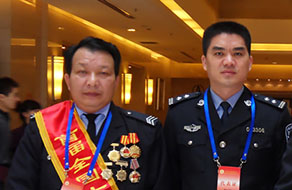 海口市公安局領(lǐng)導(dǎo)與“全國十佳保安員”李忠定合影留念